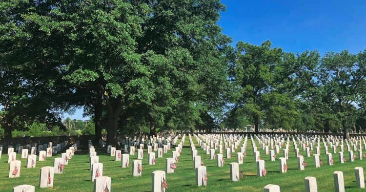 Little Rock National Cemetery honors the fallen | Little Rock, AR